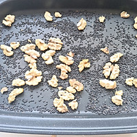 黑芝麻核桃糯米卷#麦子厨房美食锅#的做法图解1