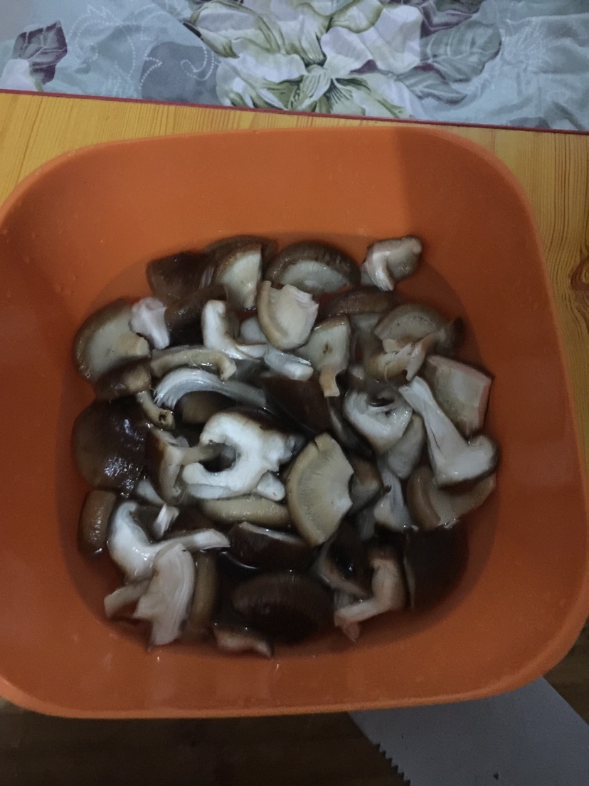 家常香菇油菜的做法图解1