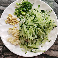 鲜肉丸黄瓜丝鸡蛋汤面的做法图解2