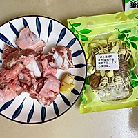 广东靓汤——灯心草去火大骨汤的做法图解1