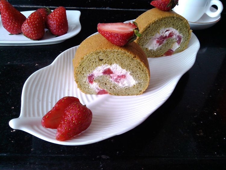 抹茶草莓小四卷--不开裂的蛋糕卷的做法