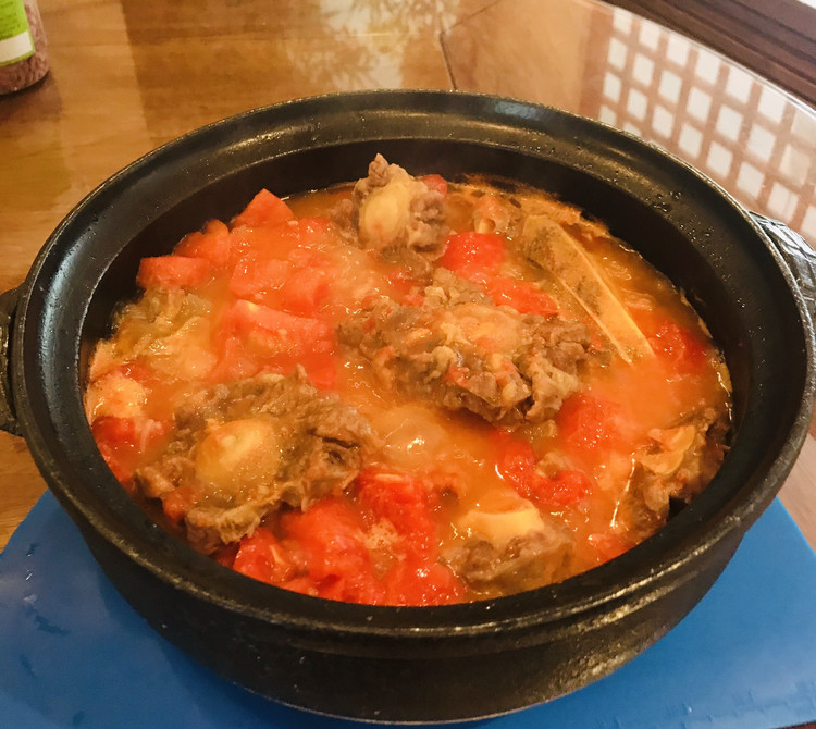 西红柿炖牛尾汤的做法