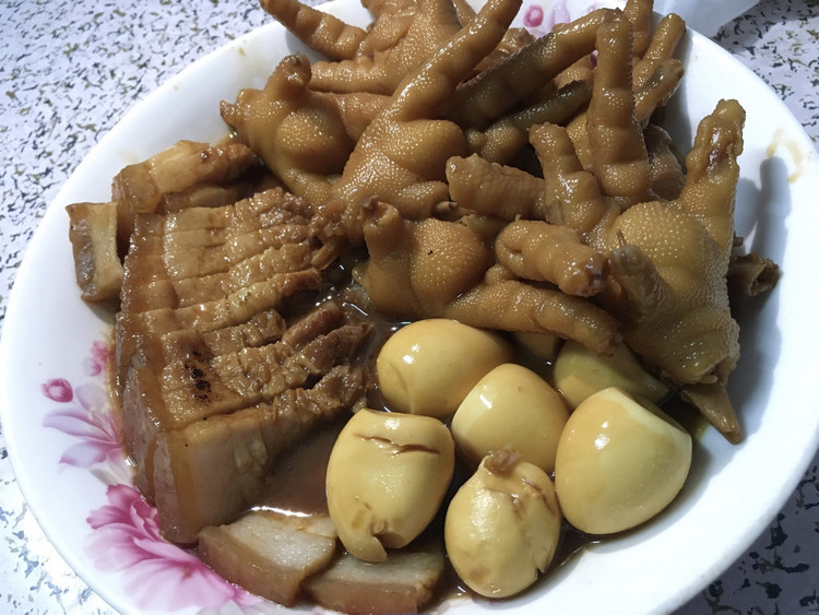 卤鸡爪肥肉鹌鹑蛋的做法