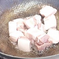 （没有焦糖色素，健康好吃）腐竹红烧肉的做法图解1