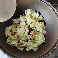 #本周热榜#清爽营养虾仁炒包菜的做法图解7