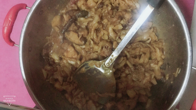 鸡腿土豆焖面的做法