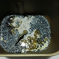 黑芝麻核桃仁奶香面包的做法图解2