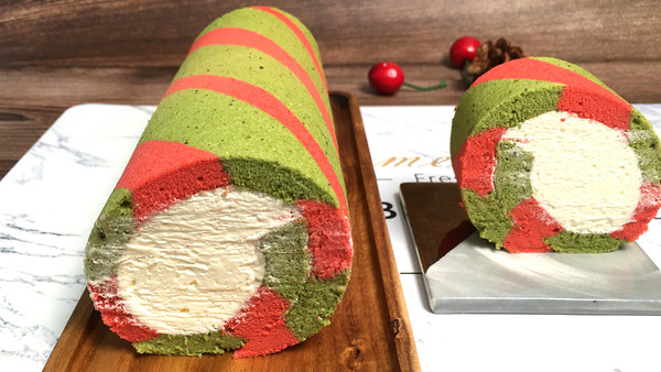 圣诞双色瑞士卷蛋糕，高颜值甜品、充满浓浓圣诞气息的美味。