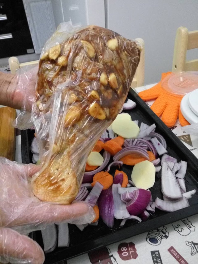 果香烤火鸡腿的做法图解3
