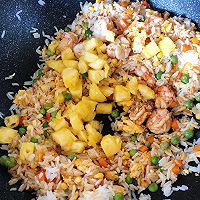 菠萝鲜虾炒饭的做法图解8
