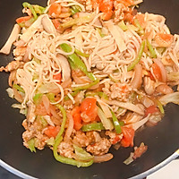制作简单的蔬菜炒面的做法图解11