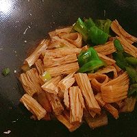 青椒炒腐竹的做法图解3