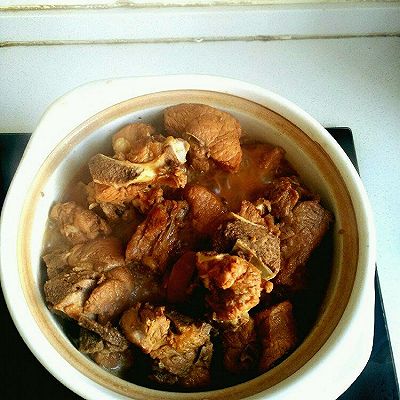 砂锅酱焖脊骨