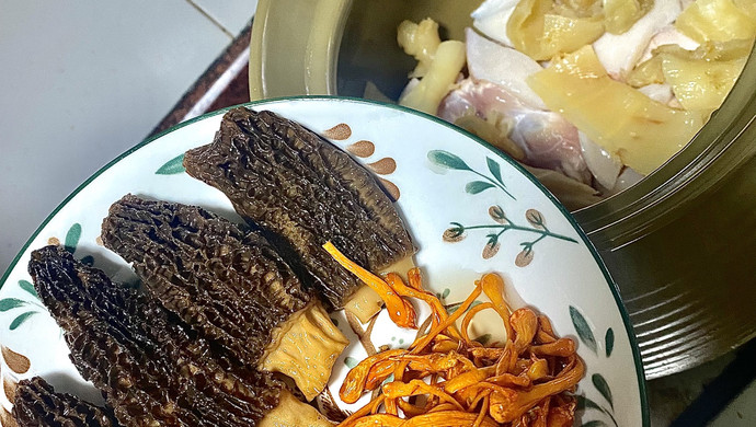 花胶响螺片元贝羊肚菌虫草花炖老鸡汤