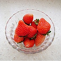 杏仁草莓奶昔的做法图解1