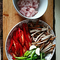 小米椒搭配香干炒肉丝的做法图解2