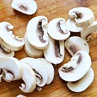 菌菇牛肉奶汁炖菜的做法图解2