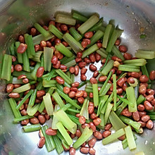 油炸花生米拌芹菜