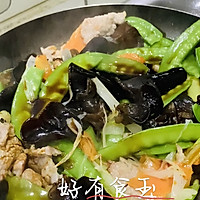 #开启冬日滋补新吃法#荷兰豆炒木耳#地三鲜，好新鲜的做法图解6