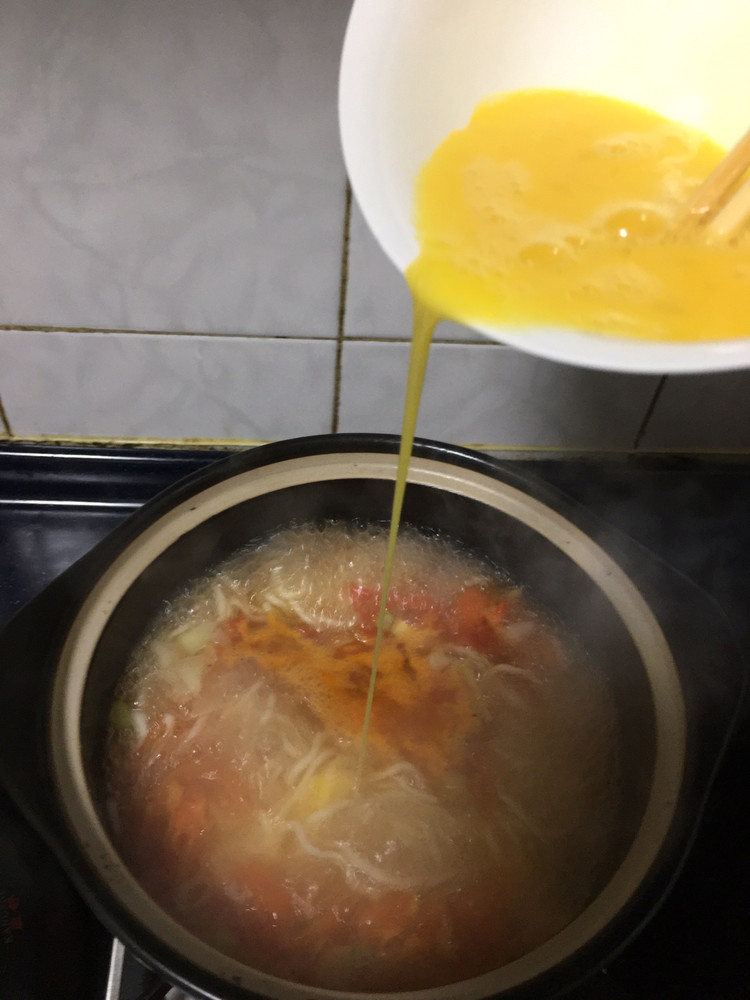 西红柿鸡蛋暖胃热汤面的做法