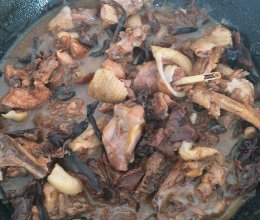 小鸡炖蘑菇（山地小飞鸡版）的做法