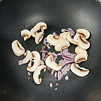 奶香菌菇烩饭，20块钱吃顿意式晚餐！#新年好食，只炼好事#的做法图解4
