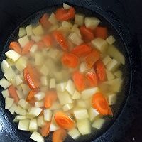 咖喱土豆胡萝卜的做法图解3