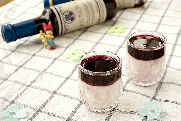 黑与白的碰撞：野生蓝莓汁酸奶的做法