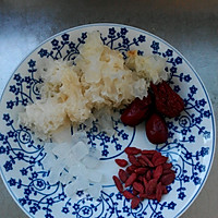 银耳红枣枸杞汤的做法图解1