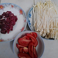 番茄金针菇烩牛肉的做法图解1