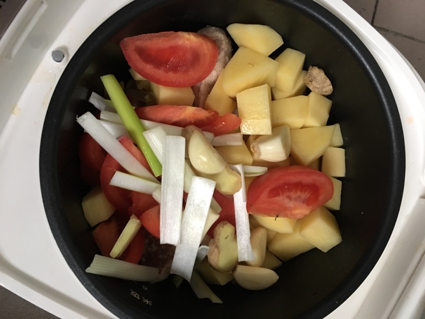 番茄味的土豆炖排骨，电饭煲炖汤~手残党福利的做法图解2