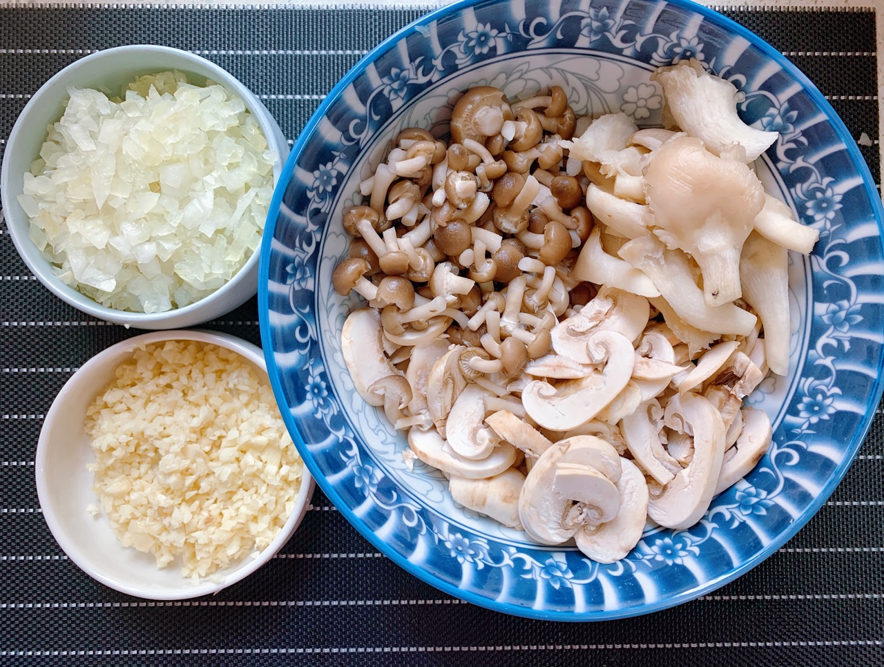 【奶油蘑菇汤】教你在家做奶油蘑菇汤，甜咸交错，奶香浓郁，喝上一口绝对有惊喜_哔哩哔哩_bilibili