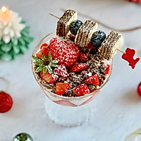 做一份圣诞甜品就是这么简单，威化饼草莓酸奶杯，颜值爆表的做法图解10
