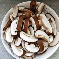 香菇炖肉（红烧）的做法图解2