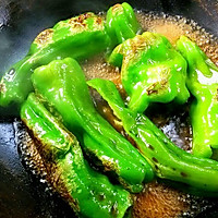 几颗青椒成就美味小菜虎皮青椒的做法图解3