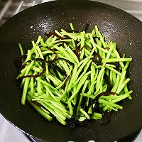芦蒿炒邵稼楼酱菜丝的做法图解6