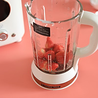 草莓芝士珍珠奶茶的做法图解2