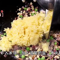 扬州炒饭那么有名, 真是火腿肠加胡萝卜炒的? 看看厨子怎么炒的做法图解6
