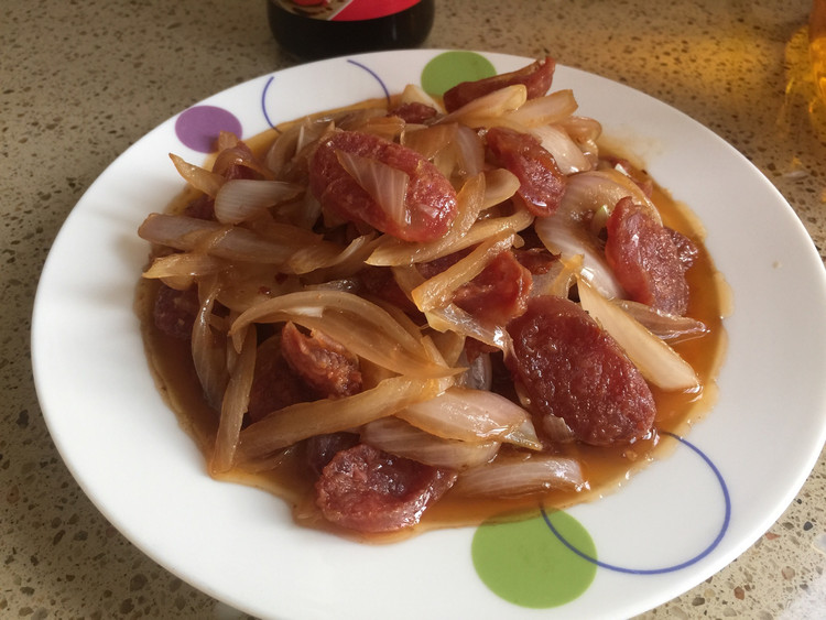 腊肠洋葱丝的做法