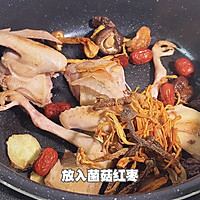 春季进补菌菇鸽子汤气血双补的做法图解3