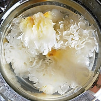 红枣枸杞银耳莲子桃胶牛奶羹的做法图解2