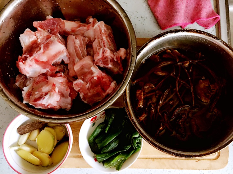 茶树菇炖排骨的做法图解1