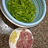 青椒肉丝的做法图解1