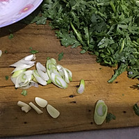 茼蒿炒墨鱼的做法图解2