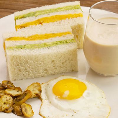番薯牛油果三明治与乌龙奶茶｜太阳猫早餐