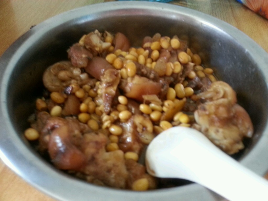 猪脚焖黄豆的家常做法，软烂入味又好吃，我家经常吃的美味家常菜 | 说明书网