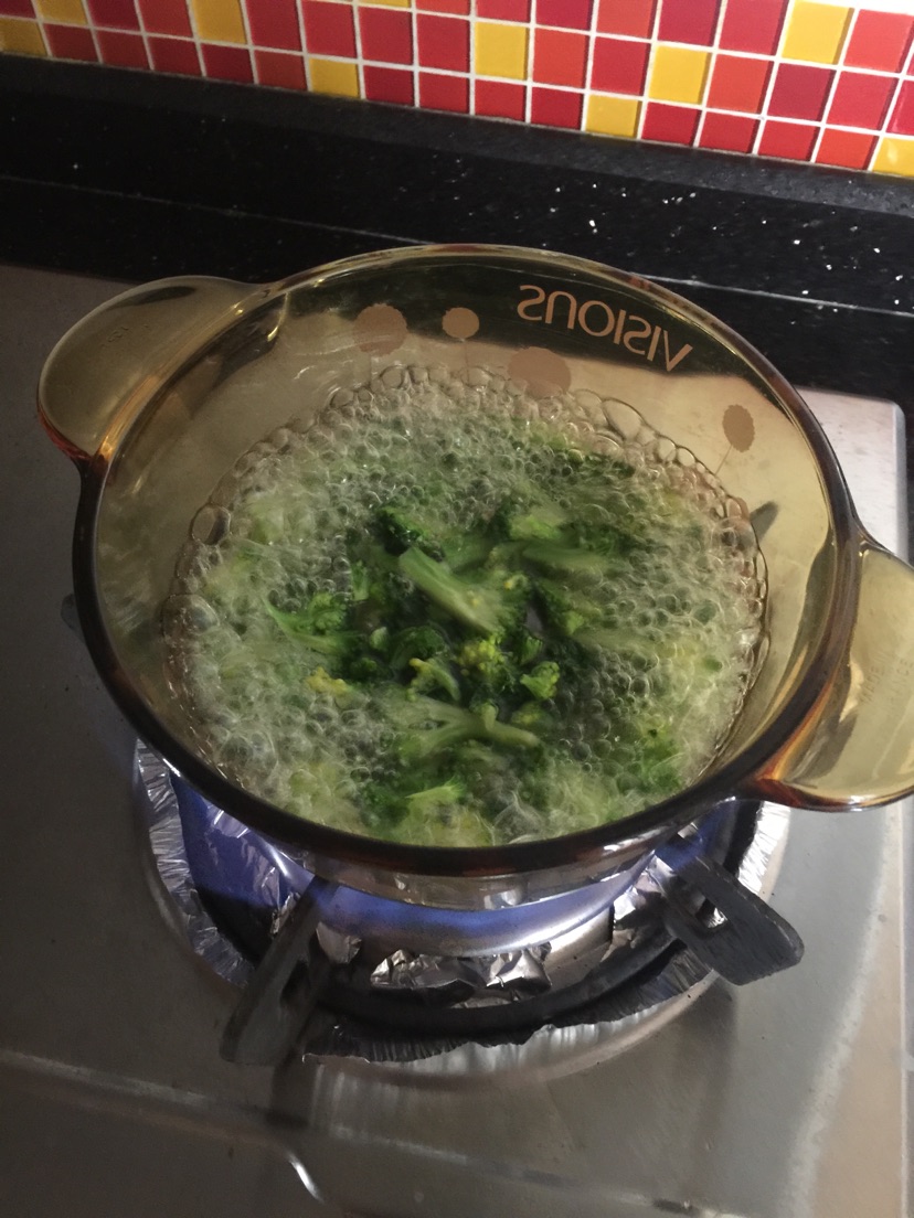 西兰花奶油浓汤的做法图解2