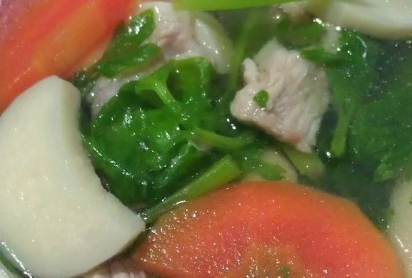 芹菜胡萝卜杏鲍菇肉片汤