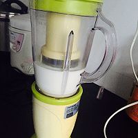 香蕉奶昔的做法图解4