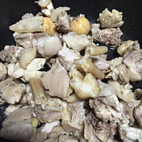 姬松茸红枣炖土鸡汤的做法图解4